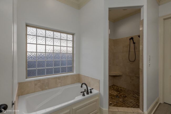 Building Photo - 322 Paris Pl