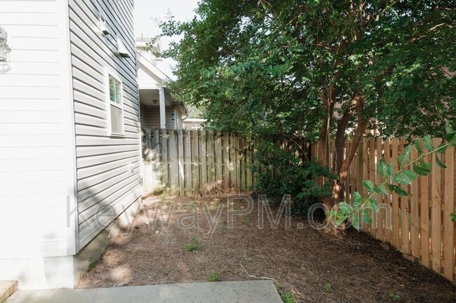 Building Photo - 212 Sarah Creek Ct