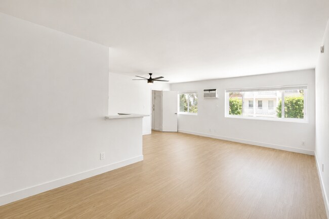 Building Photo - 5919 Reseda Blvd