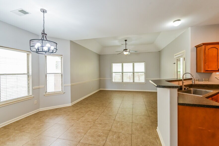 Building Photo - 305 Garden Springs Dr