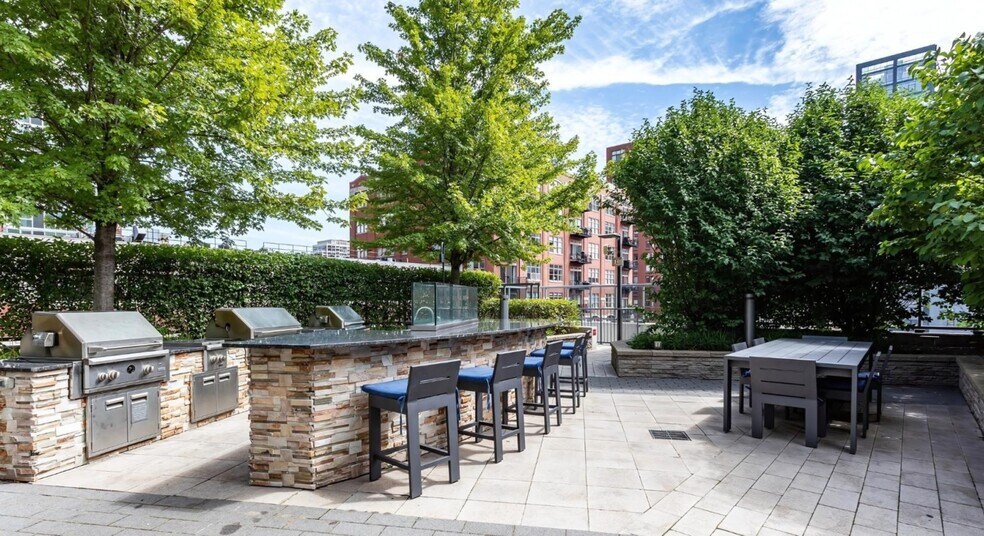 Building Photo - 354 W Hubbard St