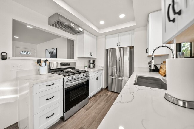 Building Photo - Fully Furnished 3 bedroom home where elegance meets cozy!