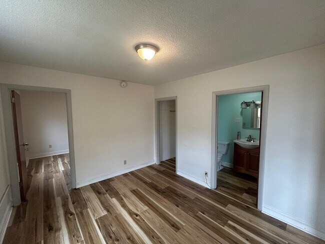 Building Photo - 23 Elm St