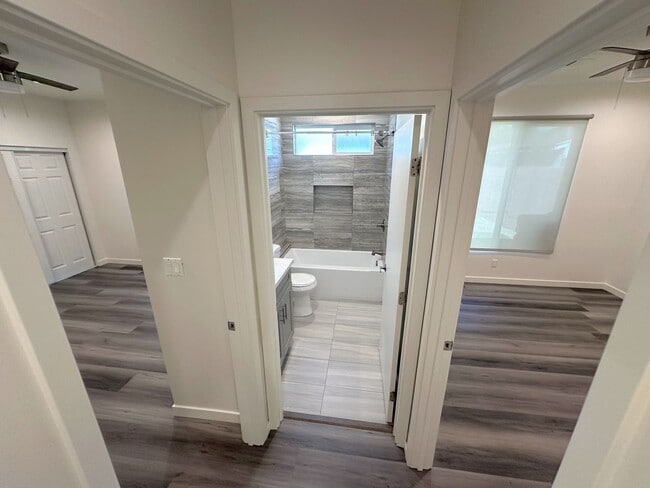 Building Photo - Spacious 3bd/2ba detached REAR home/unit i...