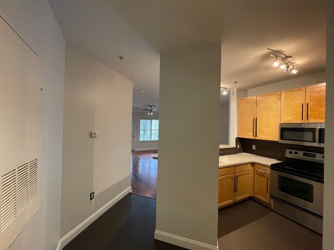 Building Photo - Upscale Condo In Park West