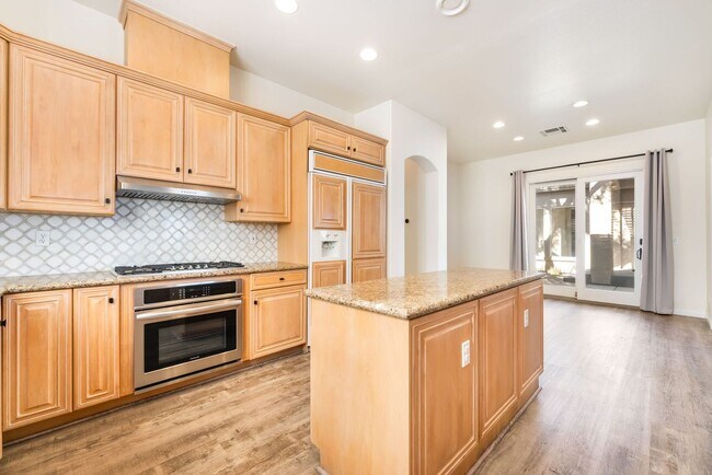 Building Photo - Queensridge Beauty - 5 bedroom on a 1/4+ acre lot