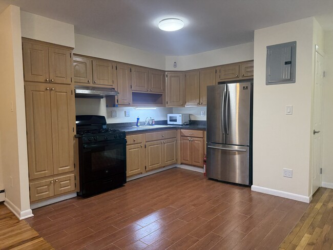 Kitchen - 6961 Alderton St