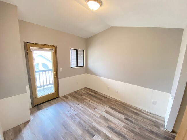 Building Photo - OSU Gateway 3 bedroom 1 1/2 bath 3 level townhome