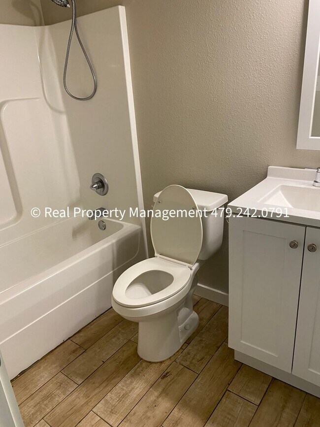 Building Photo - HALF OFF MOVE IN RENT!! 2 Bed 2 Bath Duplex close to Baptist Health