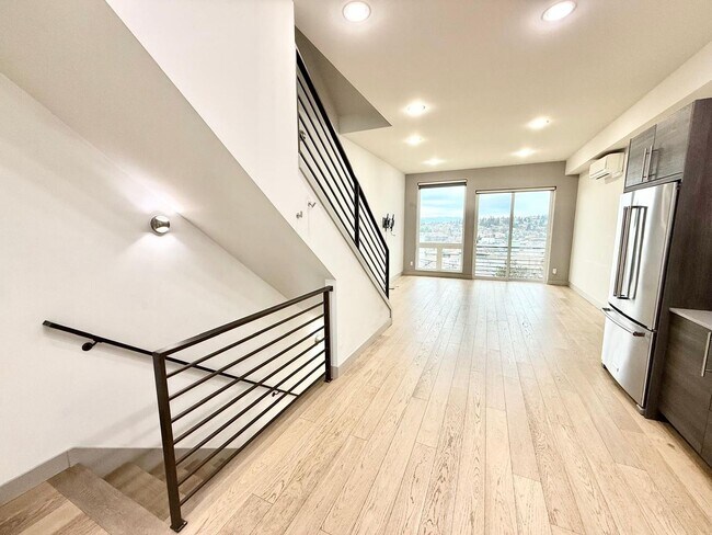 Building Photo - 2 Bed + Den 2 Bathroom Eastlake Townhome with Spectacular Views