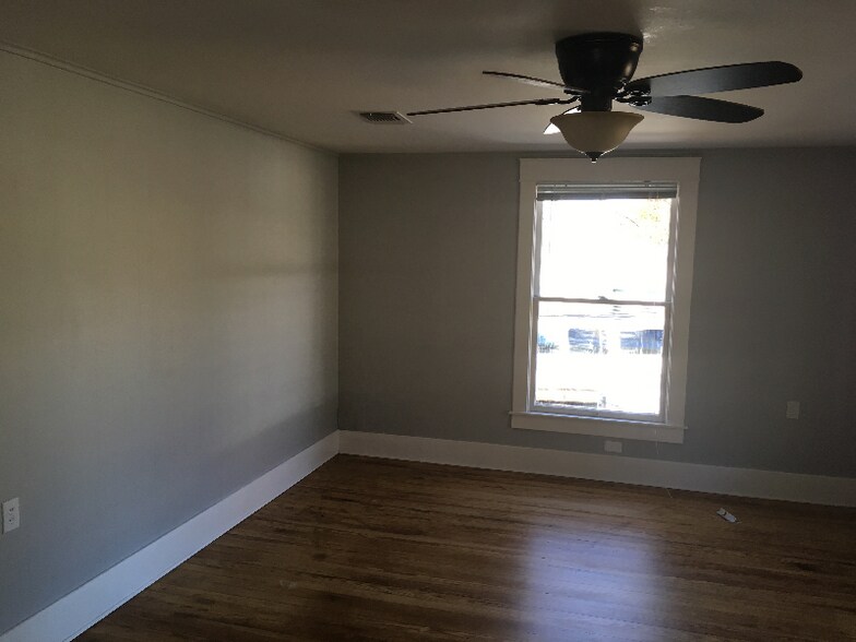 Building Photo - 216 E 2nd St