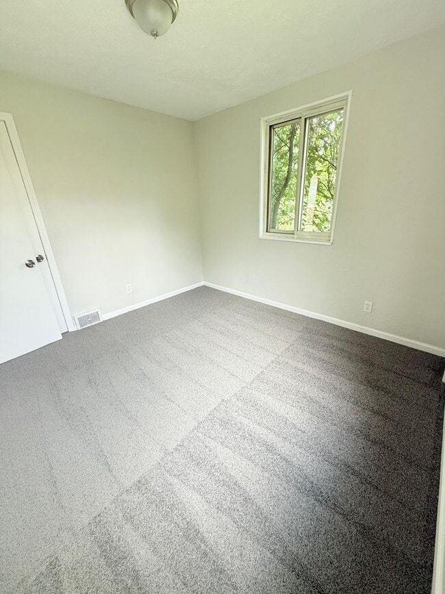 Building Photo - Spacious 3BD/1BA Single Family Home in Pen...