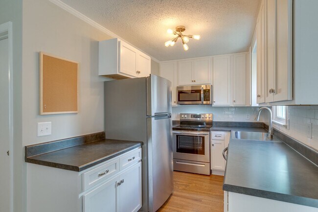 Building Photo - Columbia, TN Two Bedroom Duplex at 1027 Ch...