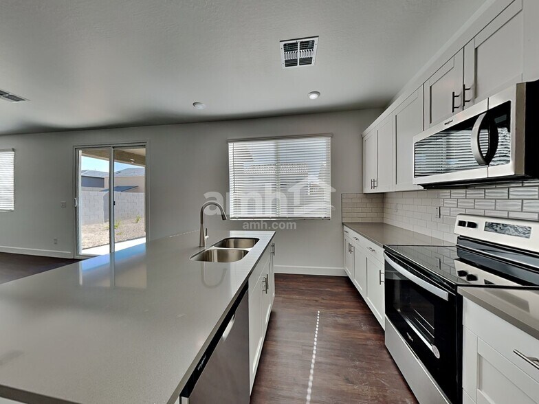Building Photo - 17145 W Golden Ln