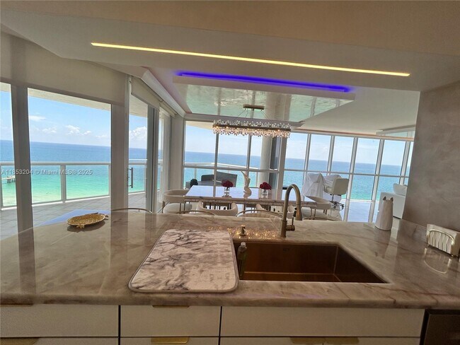 Building Photo - 16425 Collins Ave