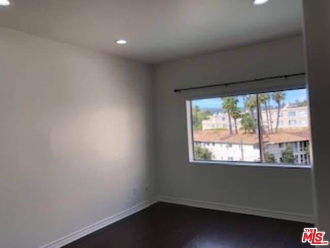 Building Photo - 622 S Barrington Ave