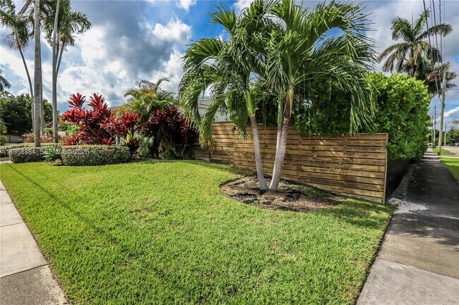 Building Photo - 930 N 11th Ct