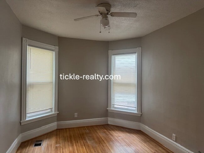 Building Photo - Large 4 Bedroom 2 Bath Single Family Home!...