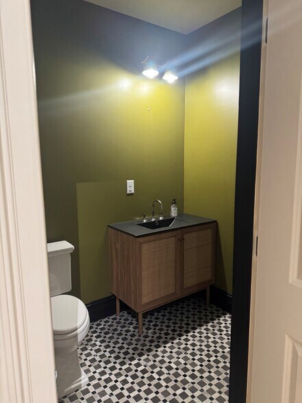 Building Photo - 319 W 9th St