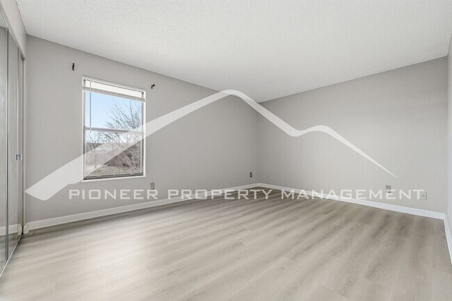 Building Photo - Great Condo with Central AC and Community Pool