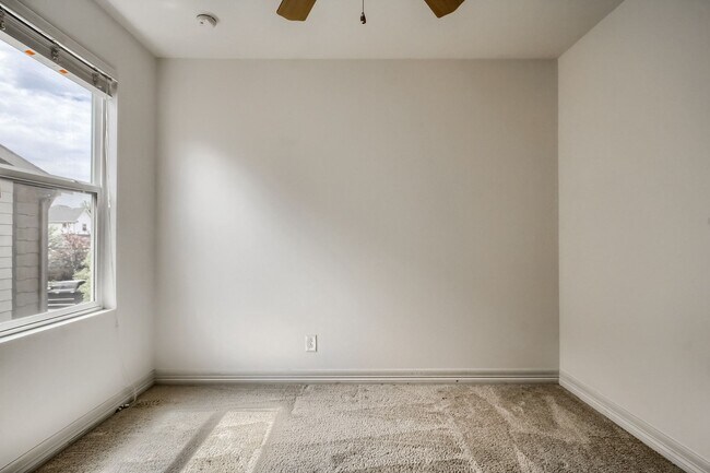 Building Photo - Beautiful 3 bedroom townhome in Central Pa...