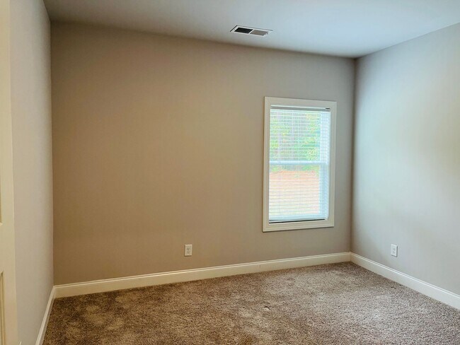 Building Photo - ***MOVE IN SPECIAL*** Wow! Perfect 4 bedro...