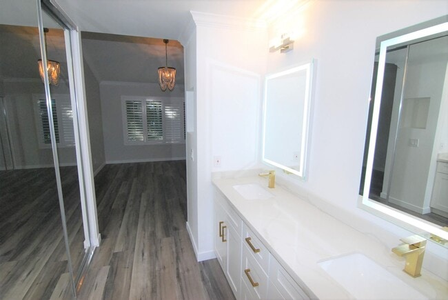 Building Photo - Stunning Fully Remodeled Condo in Costa Mesa