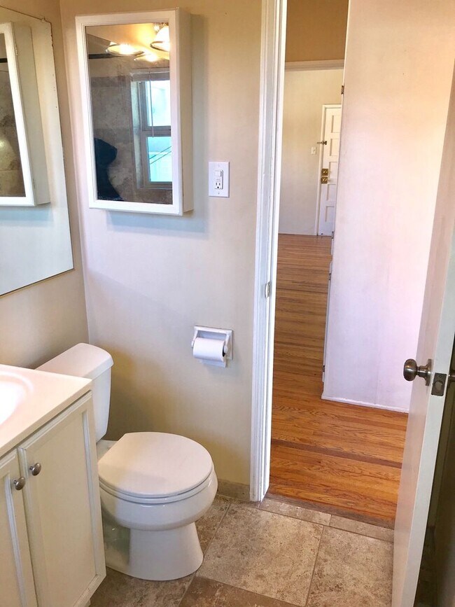 Building Photo - Charming Bankers Hill Open Floor Plan, Hardwood Floors, Reserved Parking!