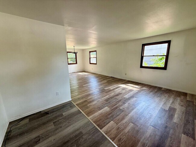 Building Photo - 901-903 W Adler Rd