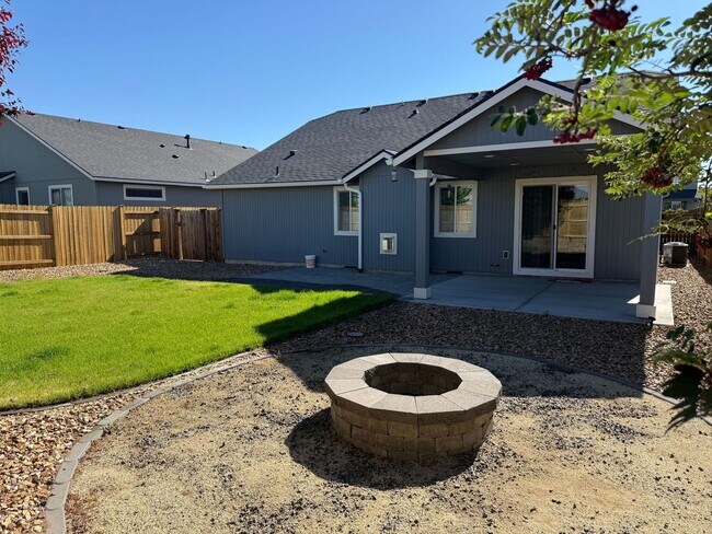 Building Photo - 3 Bedroom / 2 Bathroom in NW Redmond OR