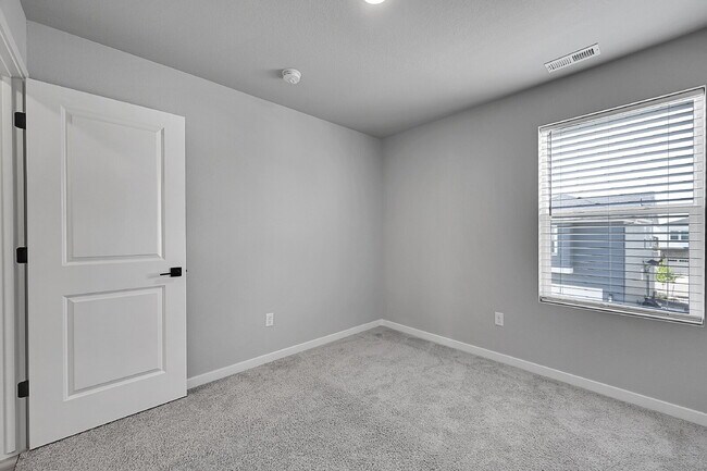 Building Photo - $2,495.00, 3 bed,2.5 bath located in Color...