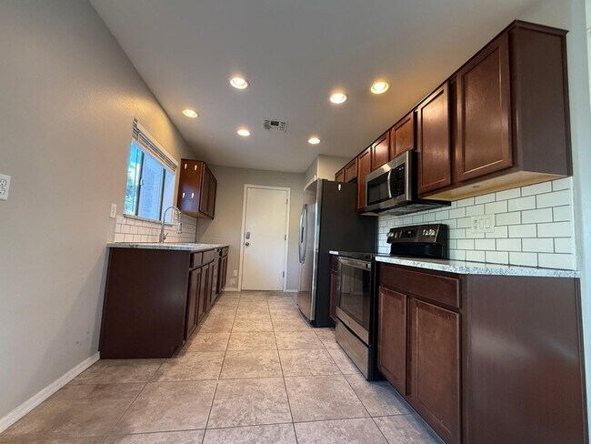 Building Photo - 506 E Townley Ave