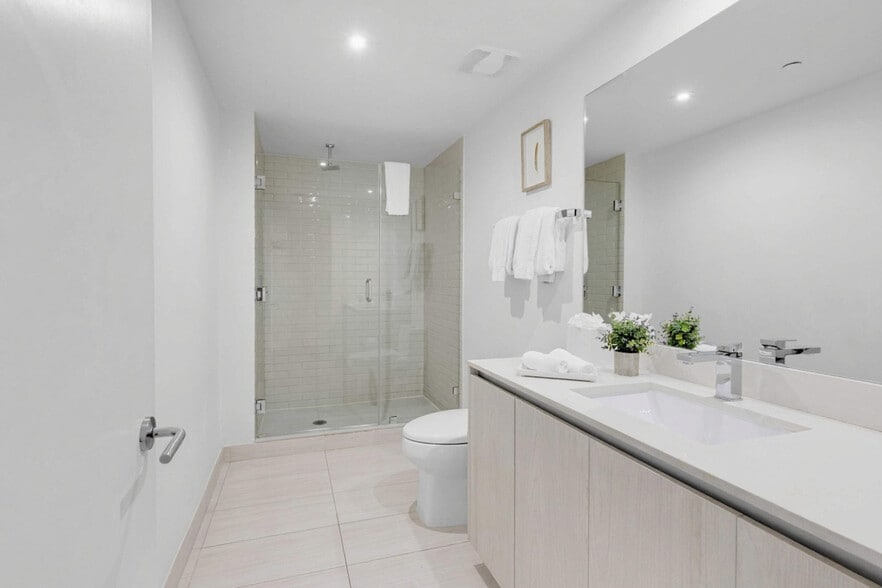 Building Photo - 4010 S Ocean Dr