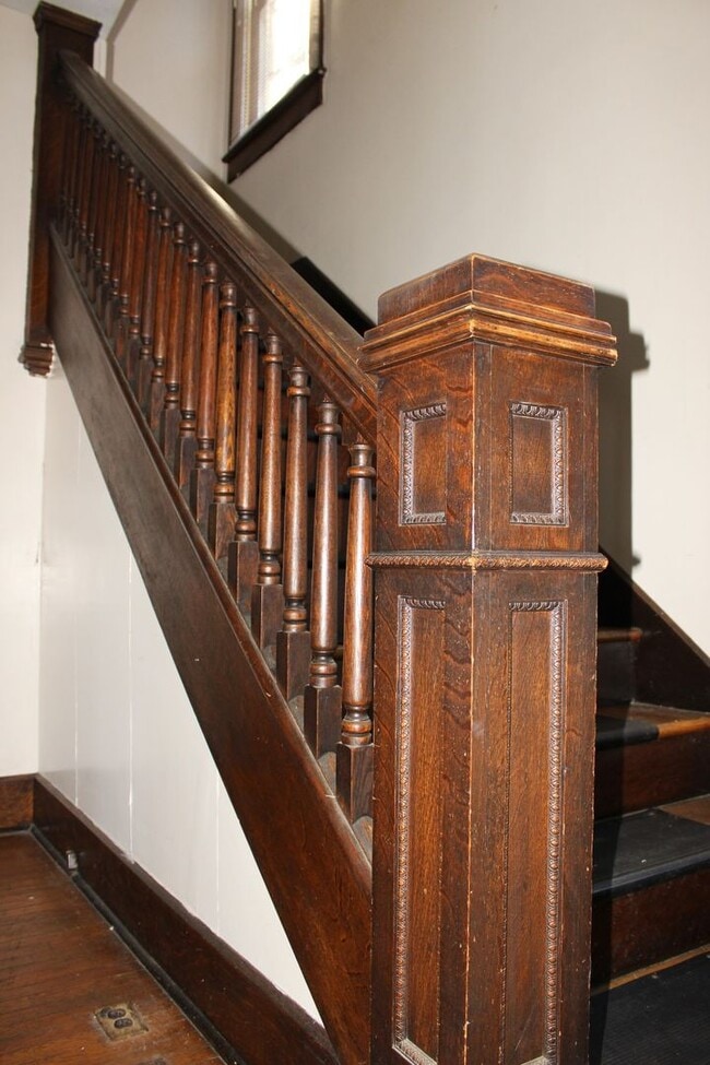 Building Photo - PRELEASING for AUGUST! Close to Campus: Dishwasher and Washer/Dryer Included