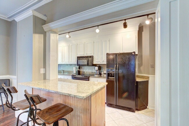 Building Photo - 138 W Clay St