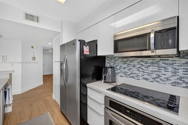 Building Photo - 19501 W Country Club Dr