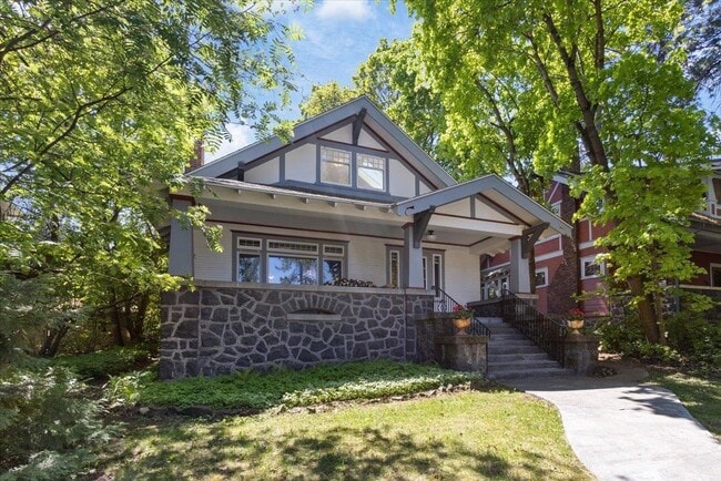 Building Photo - 924 E 9th Ave