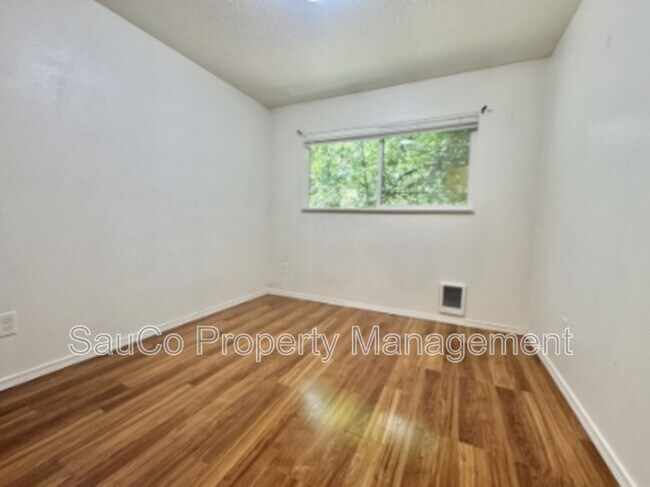 Building Photo - 5560 SW Beaverton Hillsdale Hwy