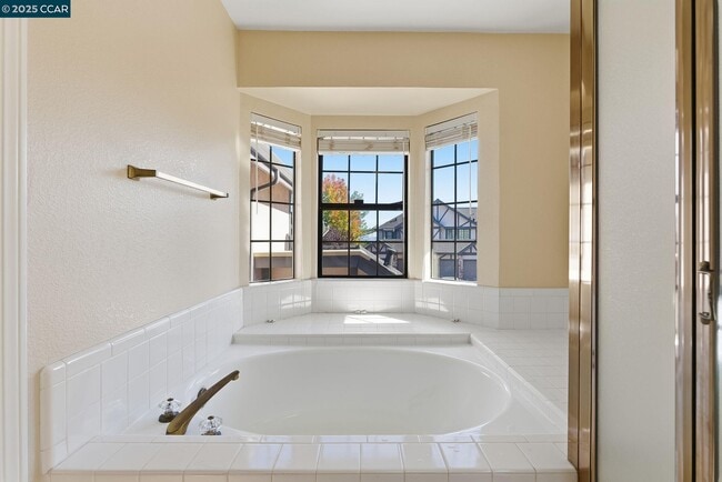Building Photo - 121 Haslemere Ct