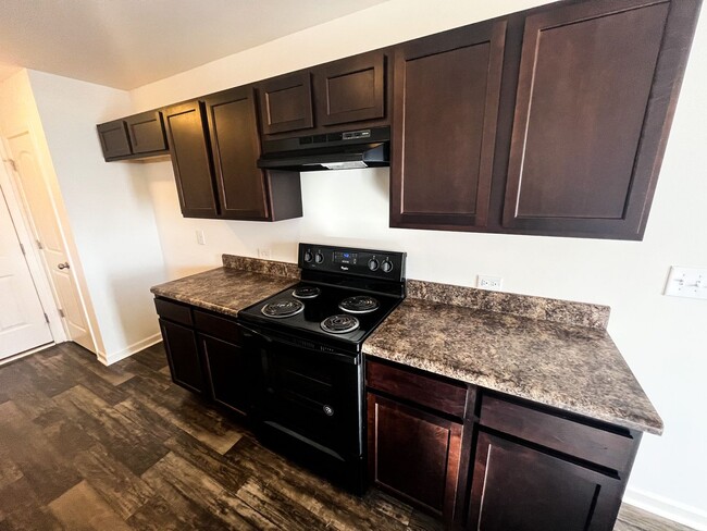 Building Photo - Beautiful 3 bedroom, 2 1/2 bathroom home i...