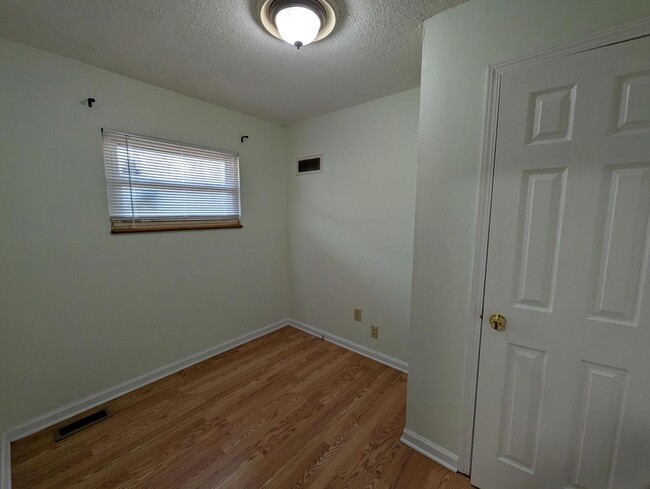 Building Photo - Glen Garry Goregeous - Section 8 Friendly!