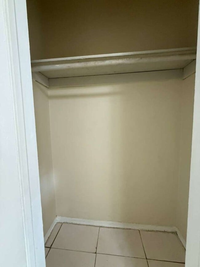 Building Photo - Large 5-2 house