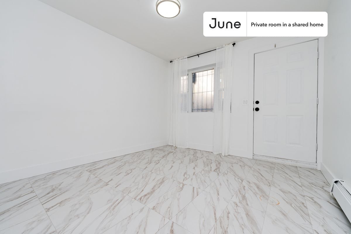 Building Photo - Private bedroom in 3 bed/1 bath Home