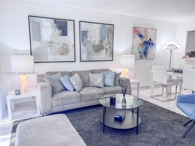 Building Photo - 3301 N Country Club Dr