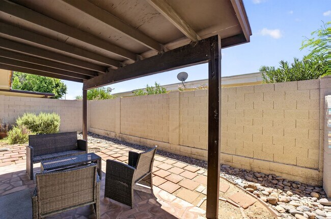 Building Photo - Modern Updated Tempe Townhome Near ASU & Downtown with Resort-Style Amenities