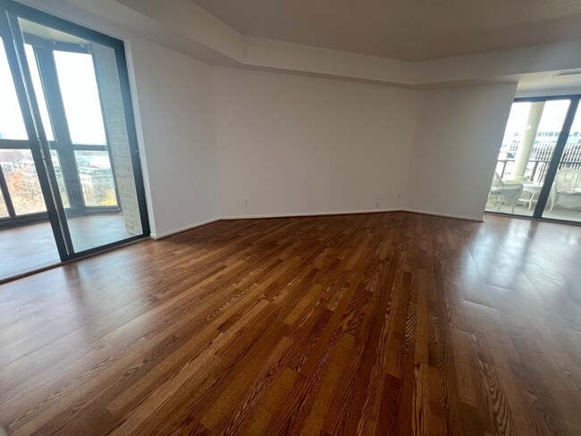 Building Photo - 1600 N Oak St