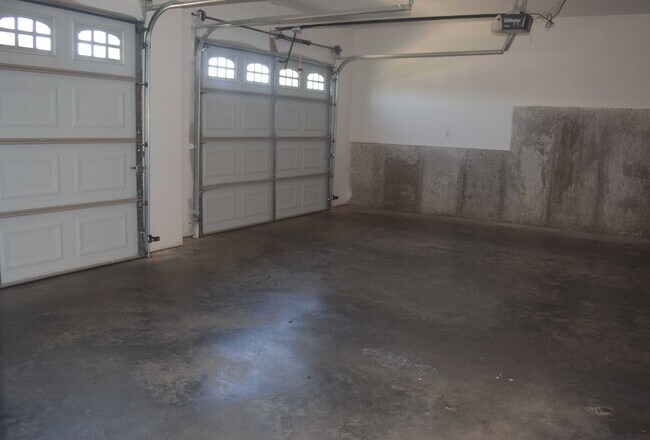 Building Photo - Gorgeous Split Foyer Home!
