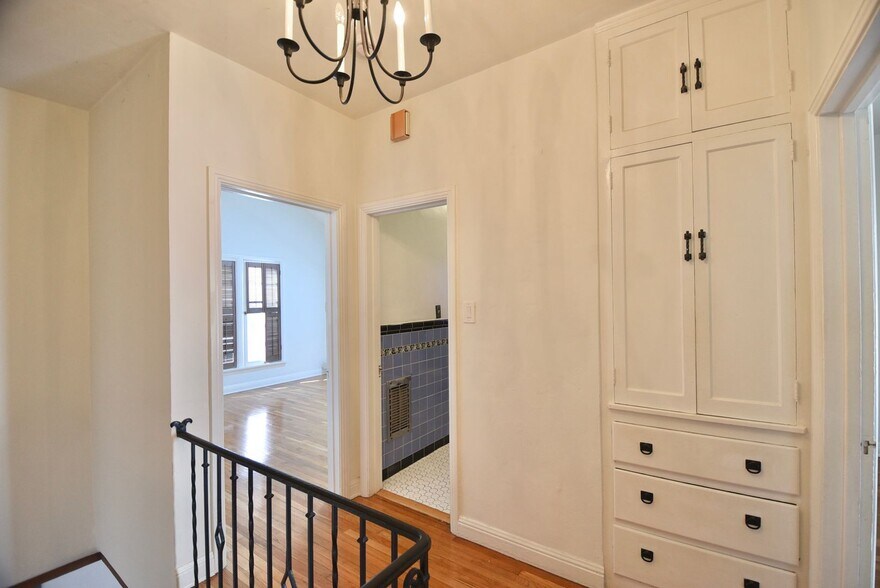 Building Photo - 2062 Argyle Ave