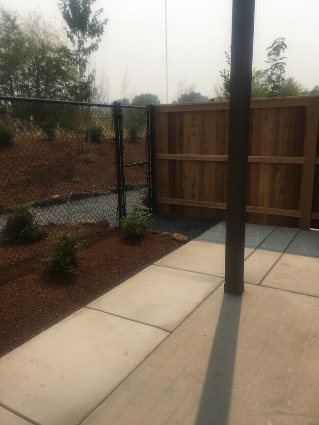 Building Photo - Beautiful Townhome in East Medford