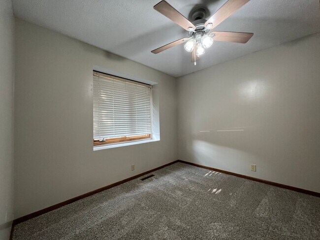 Building Photo - 3 Bedroom With 4th Non-Conforming In Diamo...